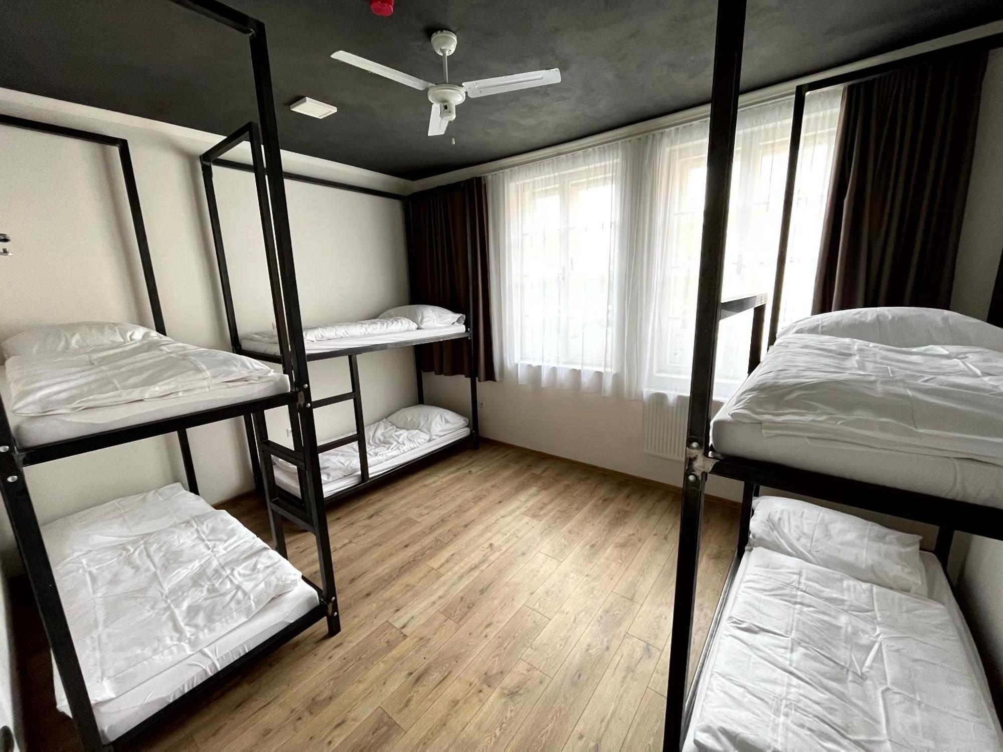 Hostel Waltz Братислава Экстерьер фото