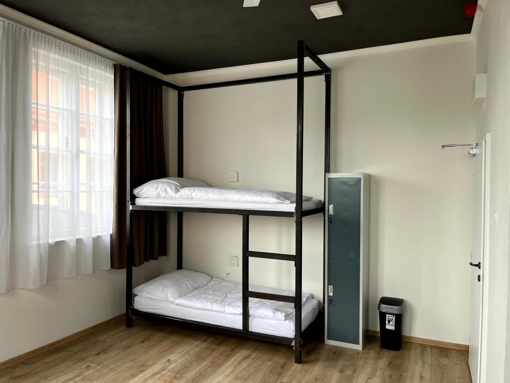 Hostel Waltz Братислава Экстерьер фото