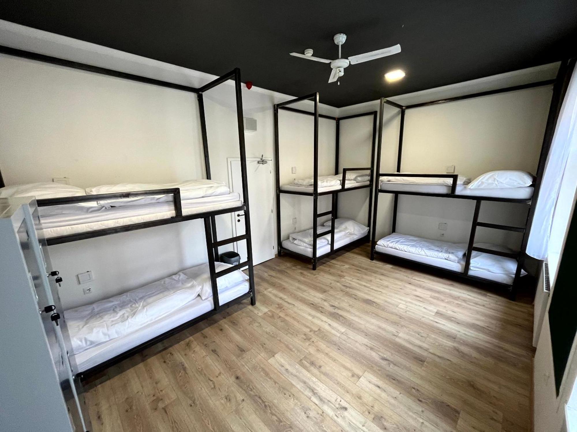 Hostel Waltz Братислава Экстерьер фото