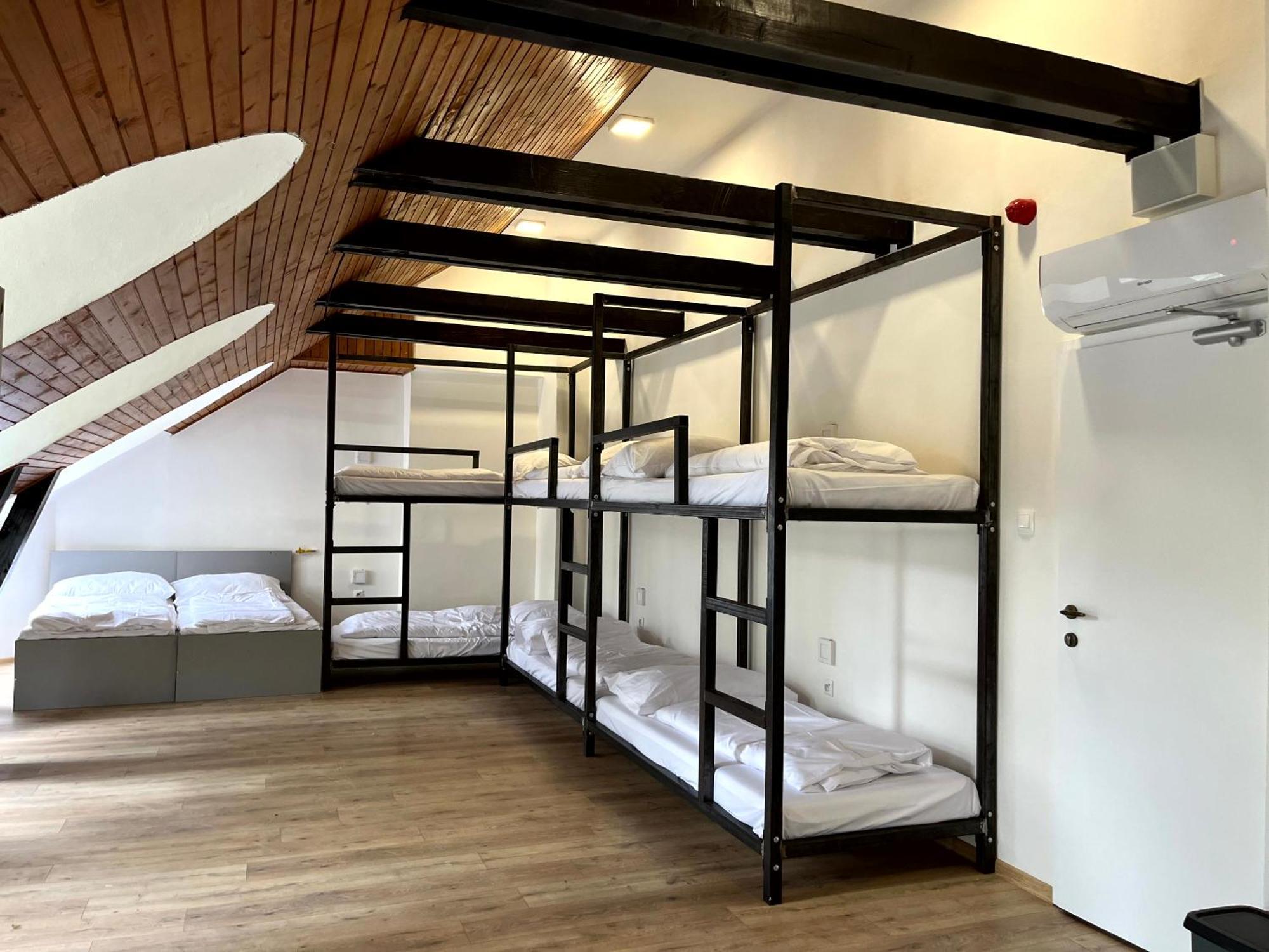 Hostel Waltz Братислава Экстерьер фото